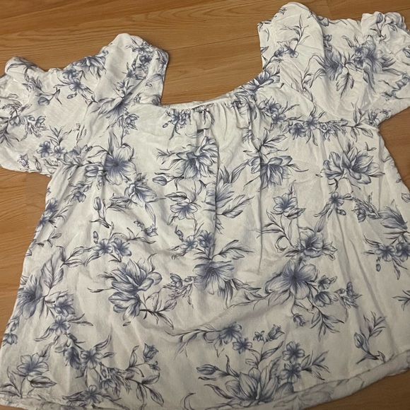 Floral Blue and White Women's Top 1X - Picture 3 of 4